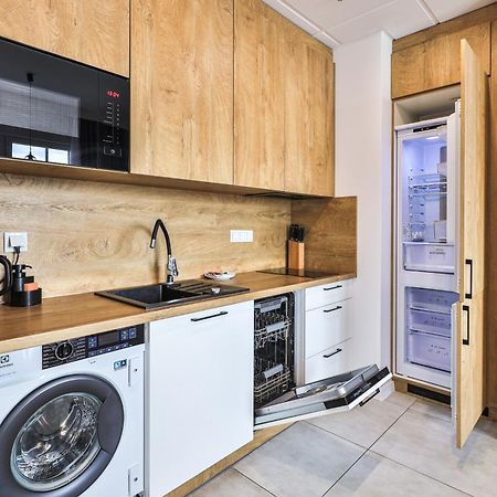 Wola Tower Deluxe Separate Bedroom With Free Garage - By Perfect Apart Варшава Экстерьер фото