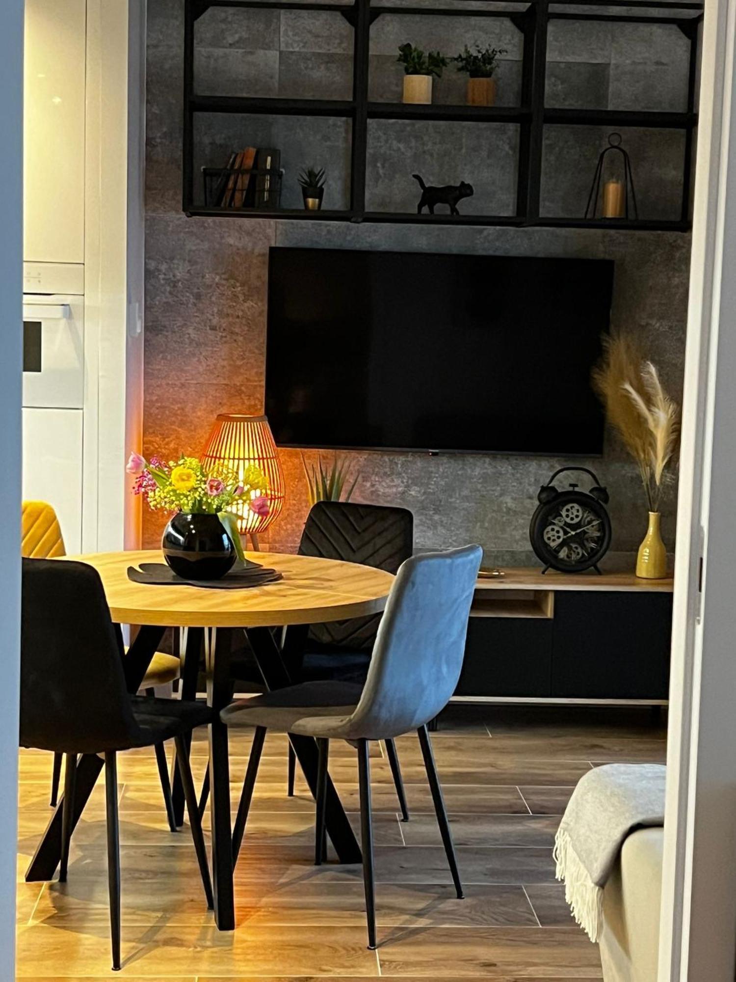 Wola Tower Deluxe Separate Bedroom With Free Garage - By Perfect Apart Варшава Экстерьер фото