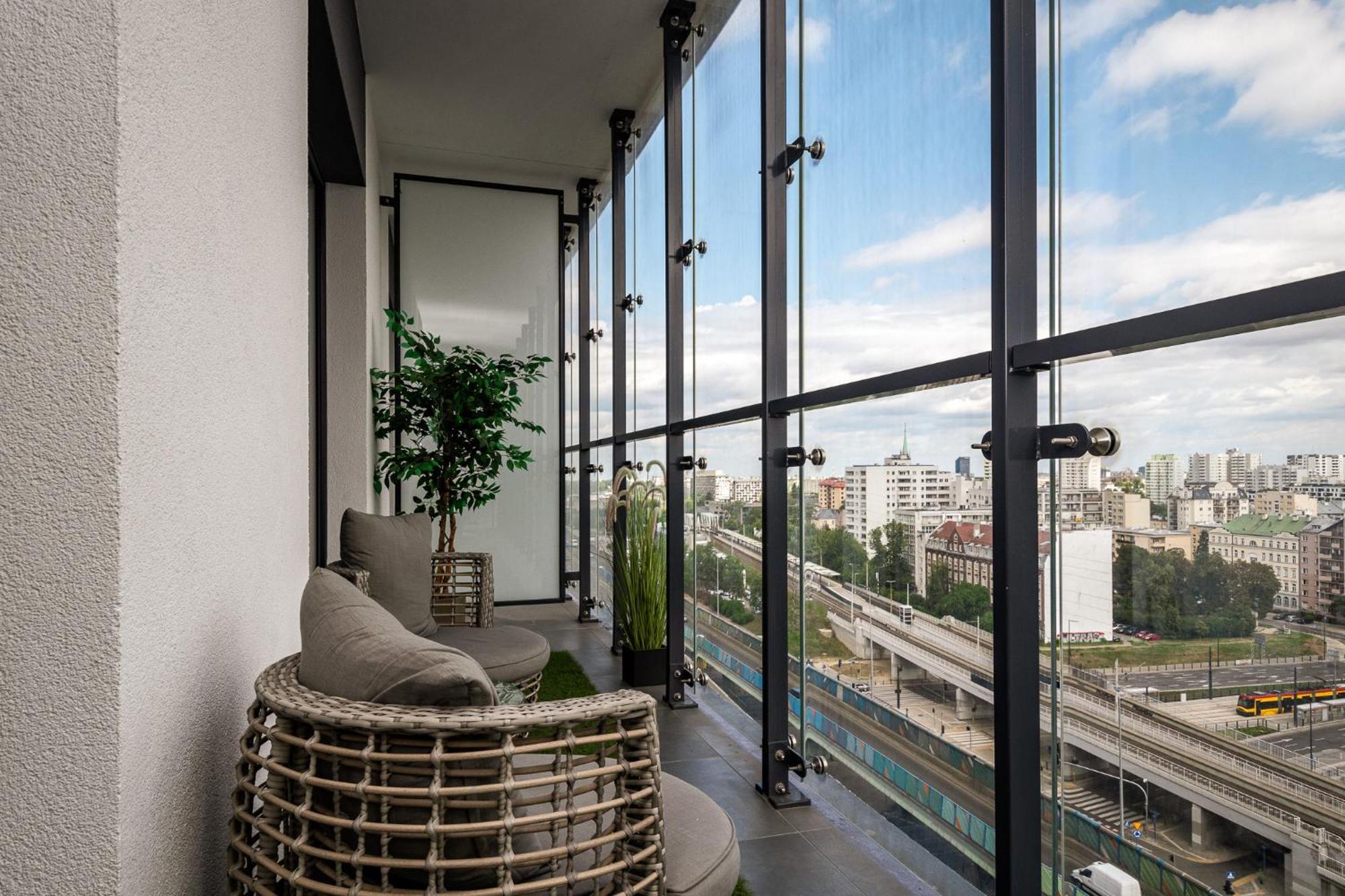 Wola Tower Deluxe Separate Bedroom With Free Garage - By Perfect Apart Варшава Экстерьер фото