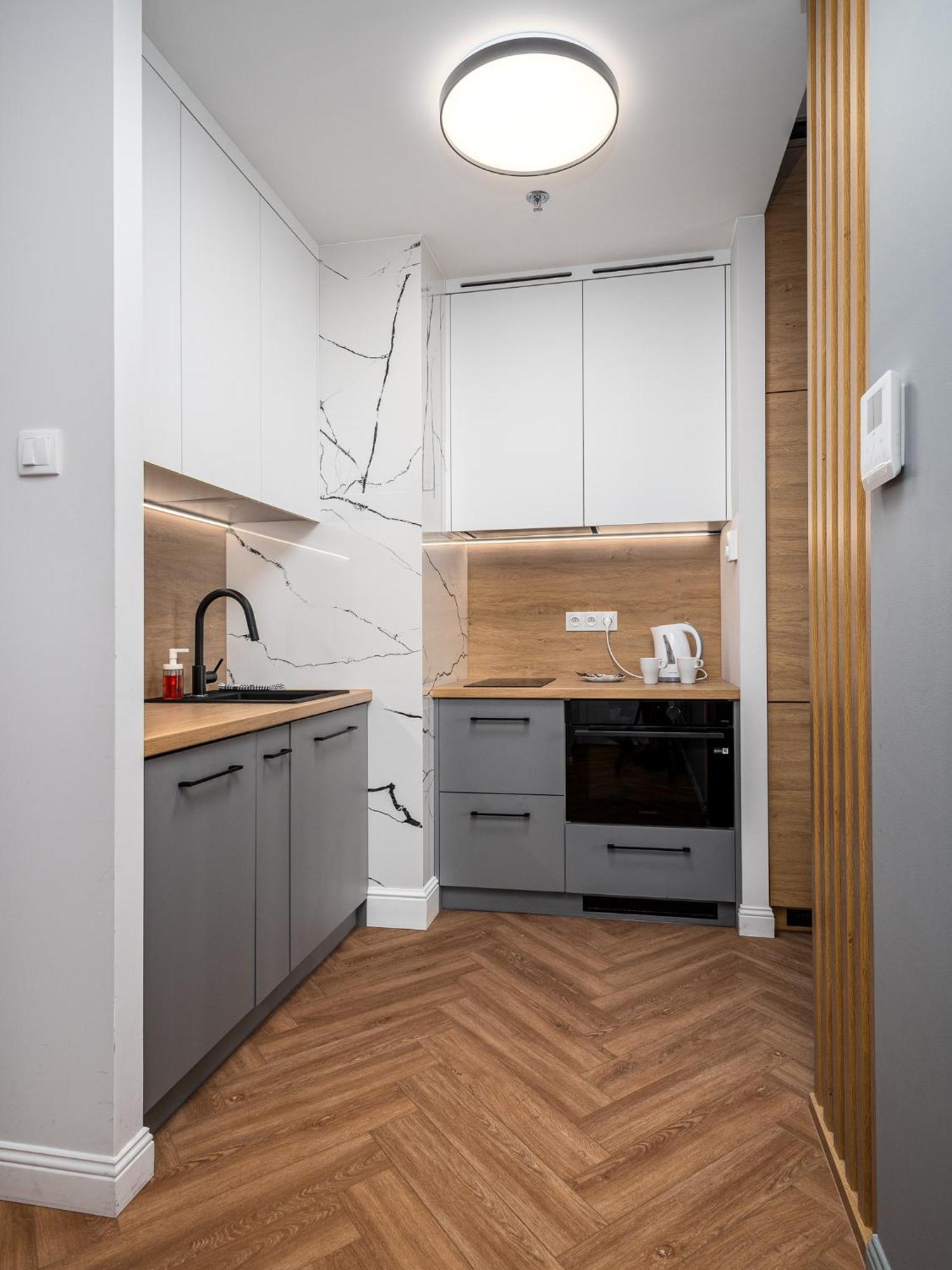Wola Tower Deluxe Separate Bedroom With Free Garage - By Perfect Apart Варшава Экстерьер фото