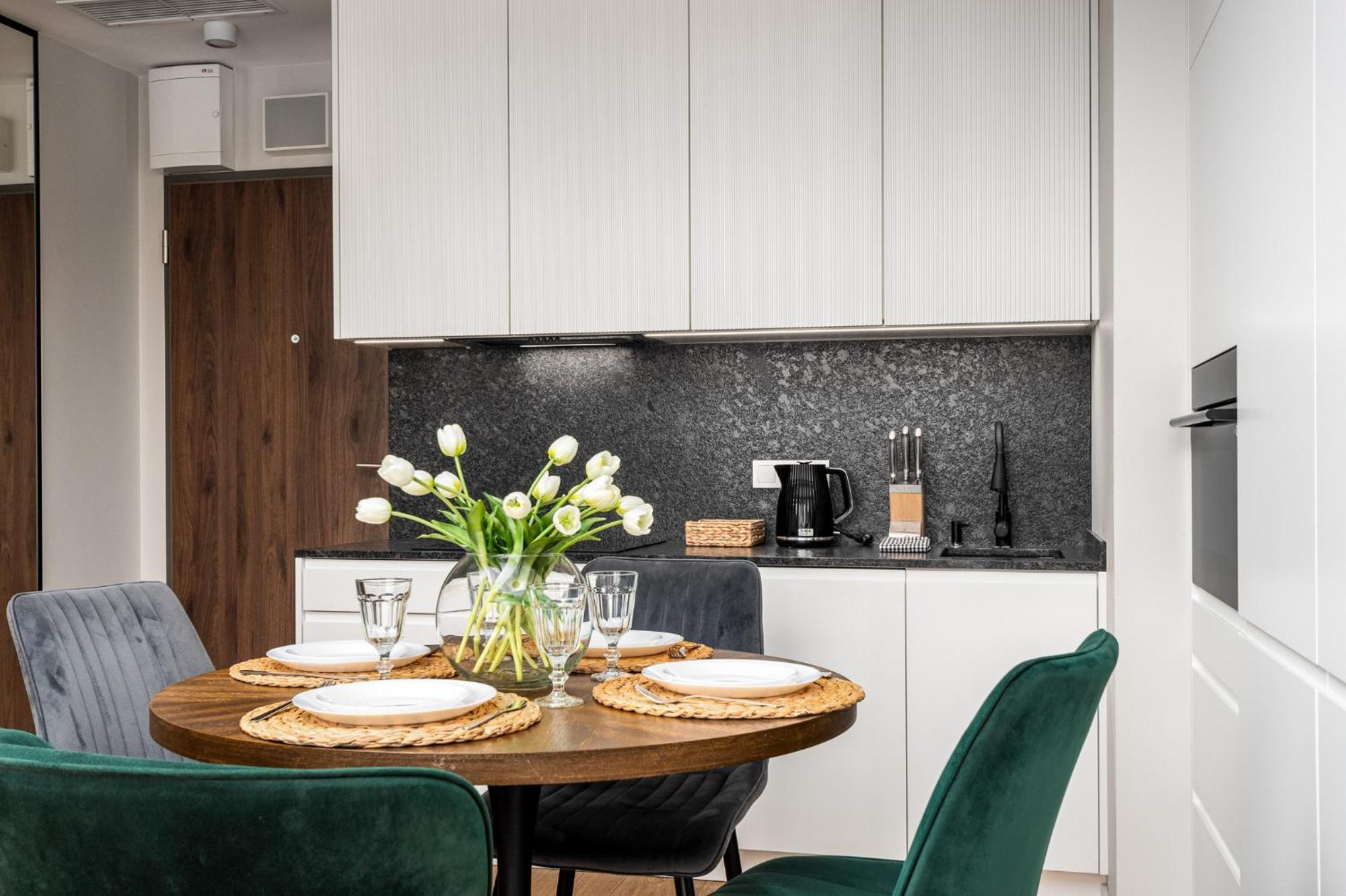 Wola Tower Deluxe Separate Bedroom With Free Garage - By Perfect Apart Варшава Экстерьер фото