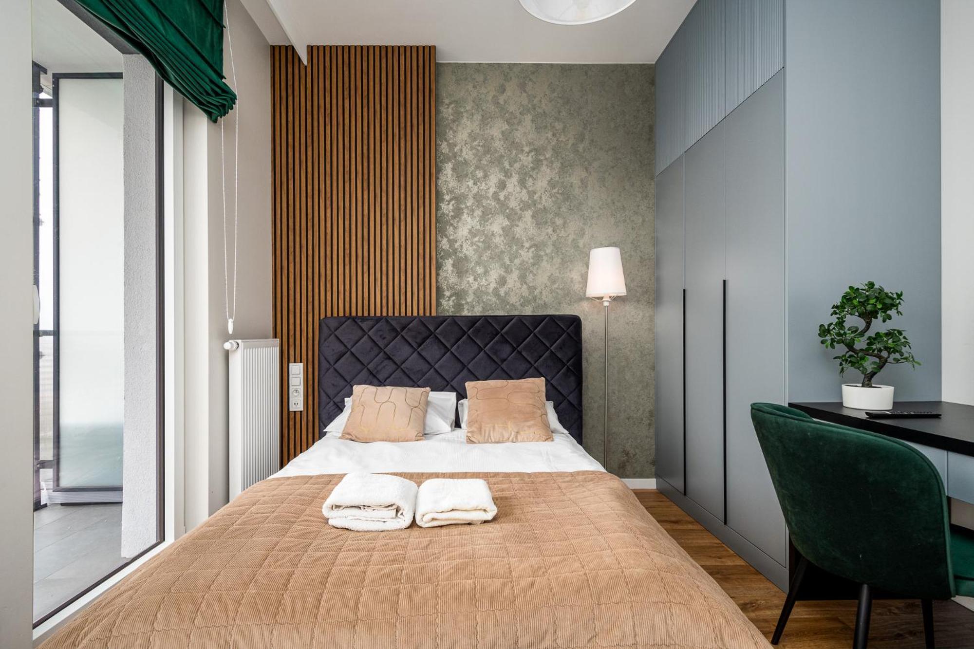 Wola Tower Deluxe Separate Bedroom With Free Garage - By Perfect Apart Варшава Экстерьер фото