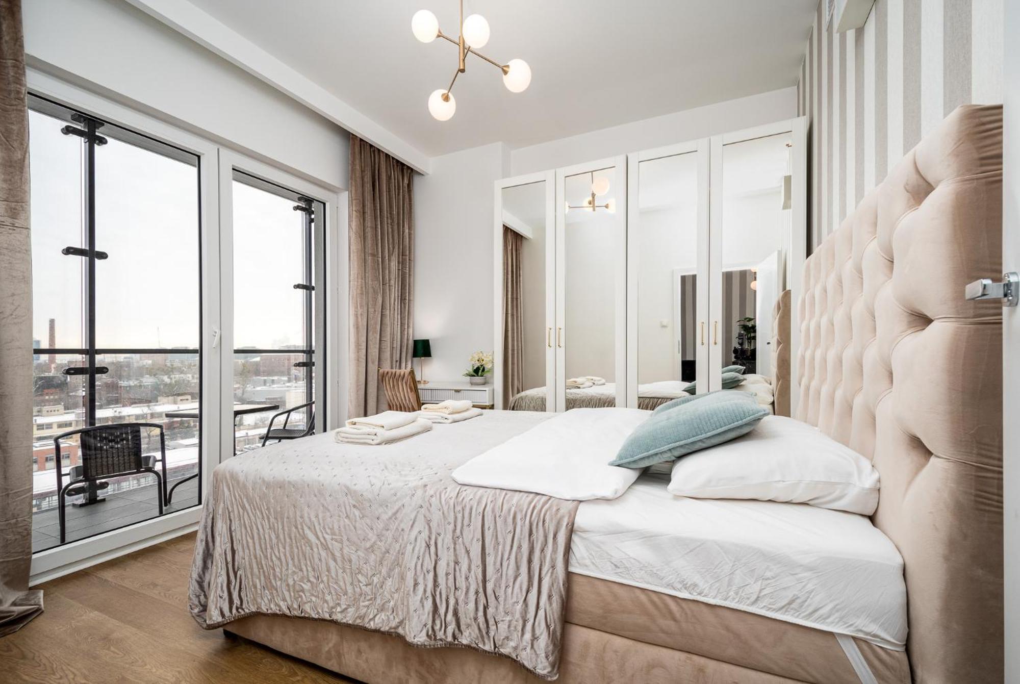 Wola Tower Deluxe Separate Bedroom With Free Garage - By Perfect Apart Варшава Экстерьер фото