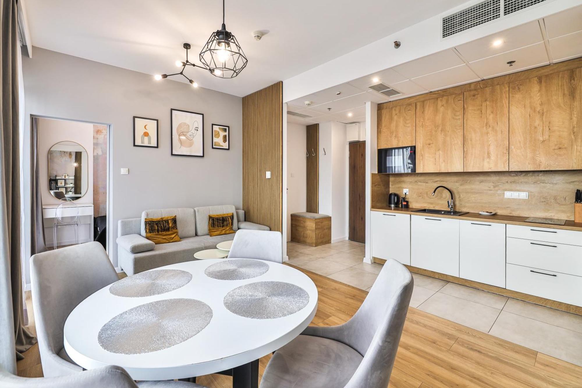 Wola Tower Deluxe Separate Bedroom With Free Garage - By Perfect Apart Варшава Экстерьер фото