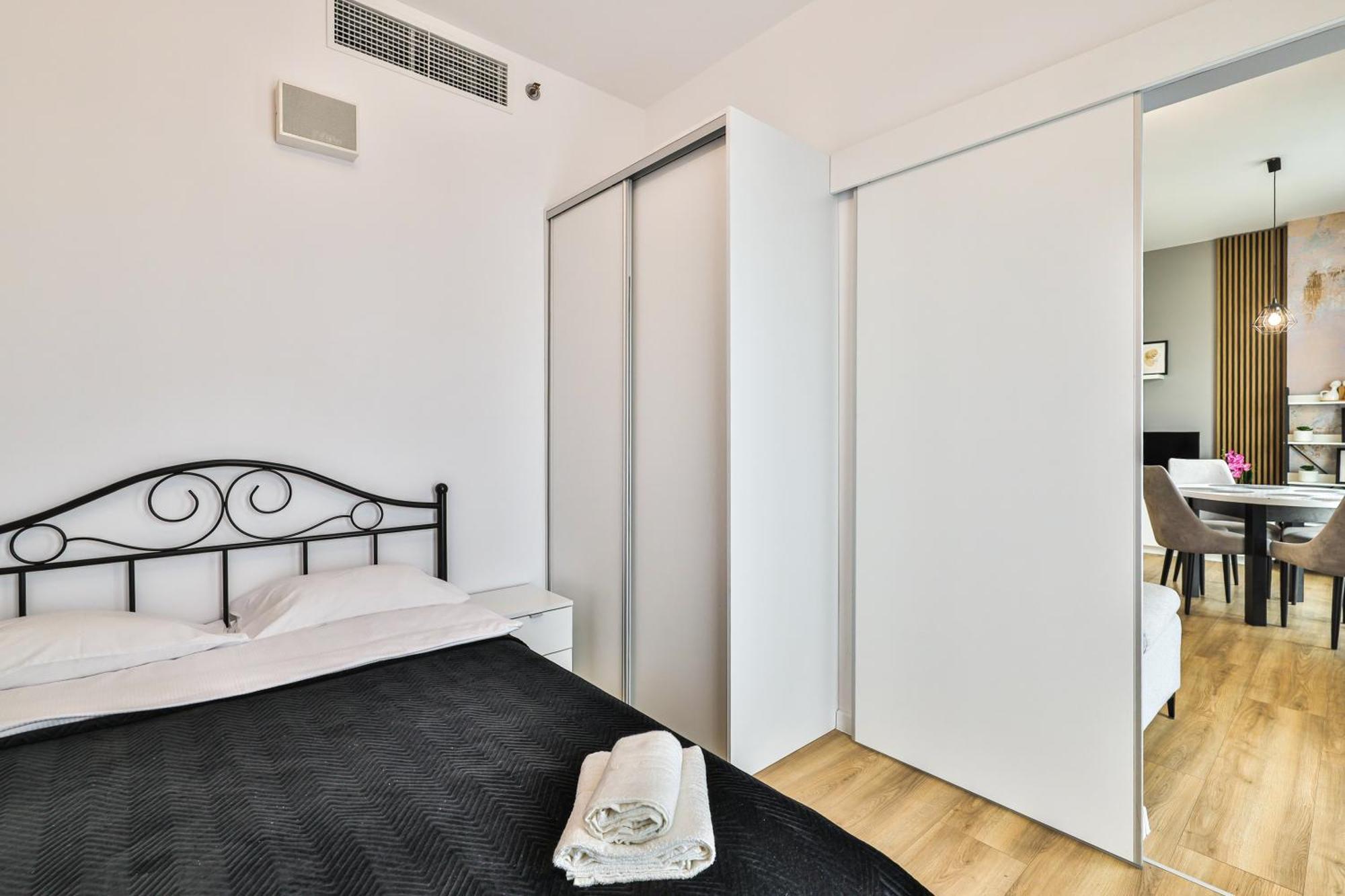 Wola Tower Deluxe Separate Bedroom With Free Garage - By Perfect Apart Варшава Экстерьер фото