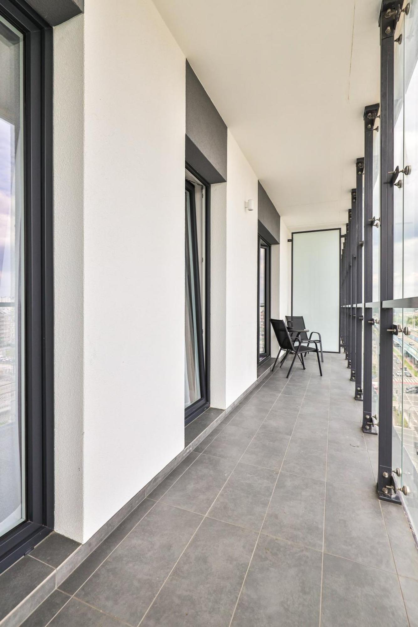 Wola Tower Deluxe Separate Bedroom With Free Garage - By Perfect Apart Варшава Экстерьер фото